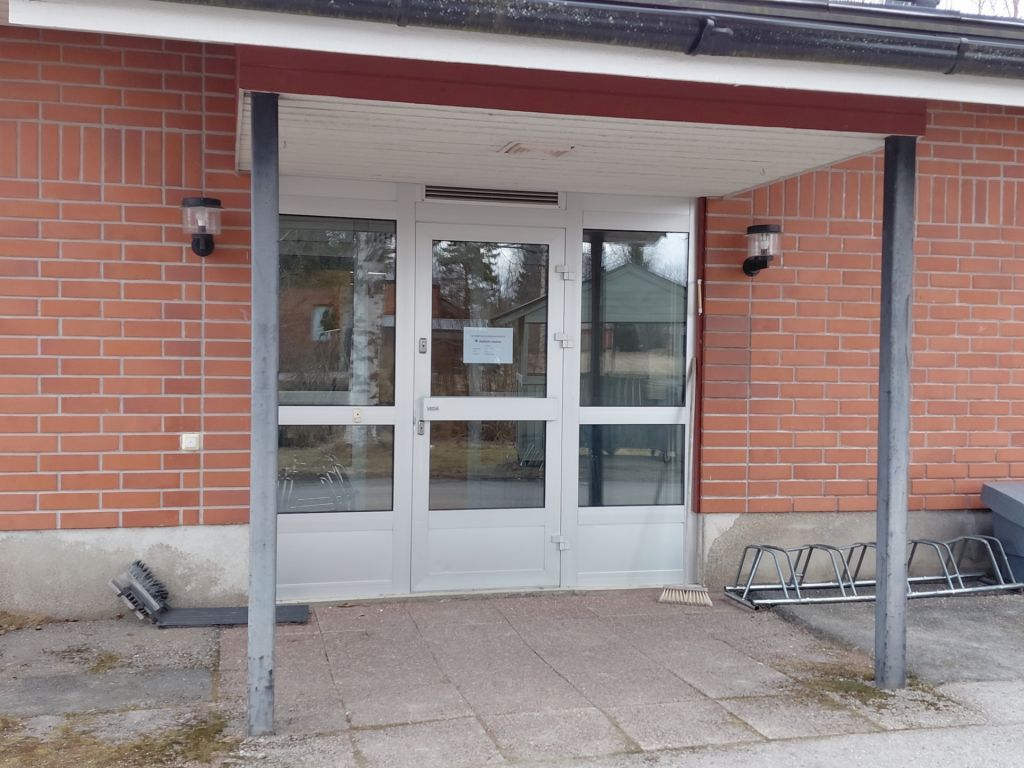 Kunnanviraston ulko-ovi.