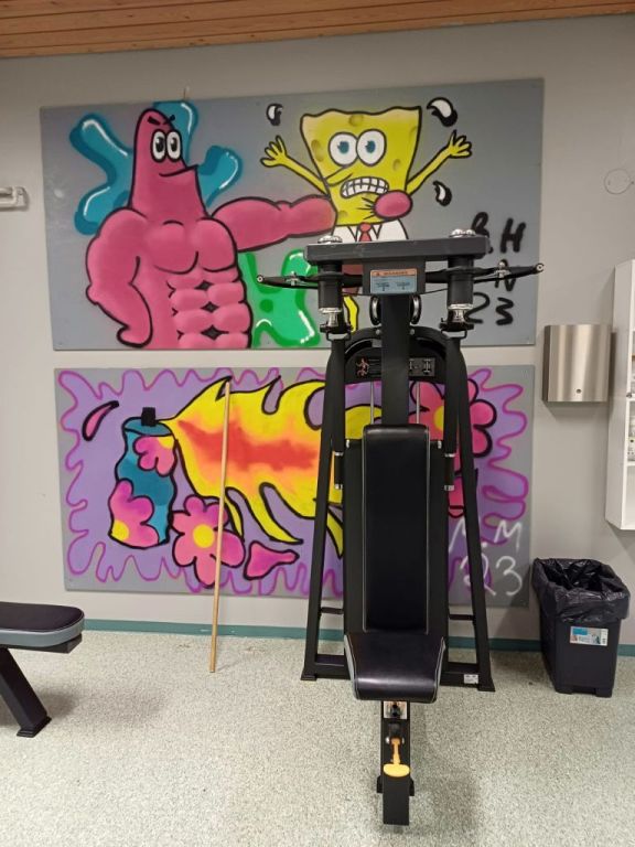 Kuntosalin laitteita.