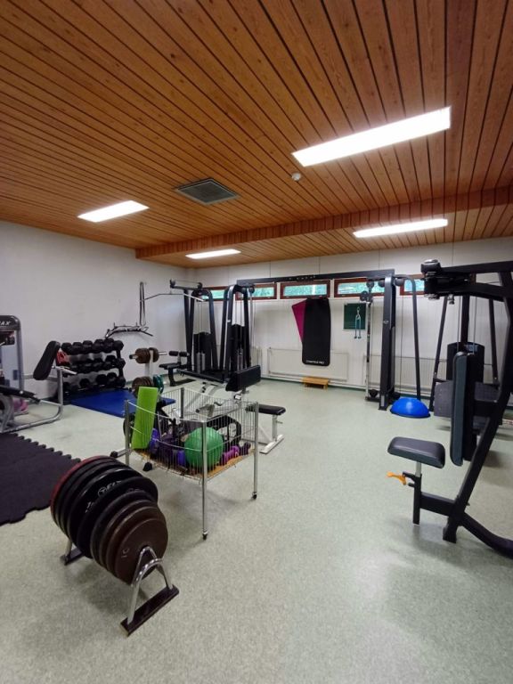 Kuntosalin laitteita.