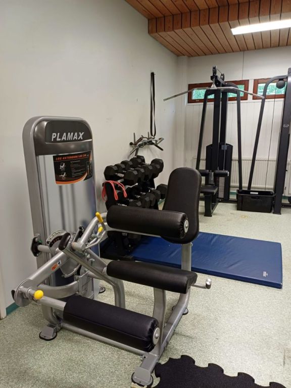 Kuntosalin laitteita.