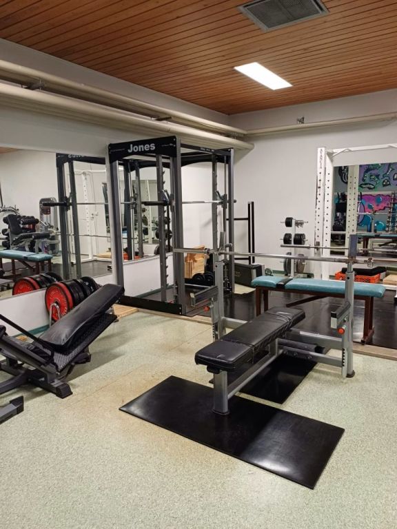 Kuntosalin laitteita.