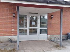 Kunnanviraston ulko-ovi.